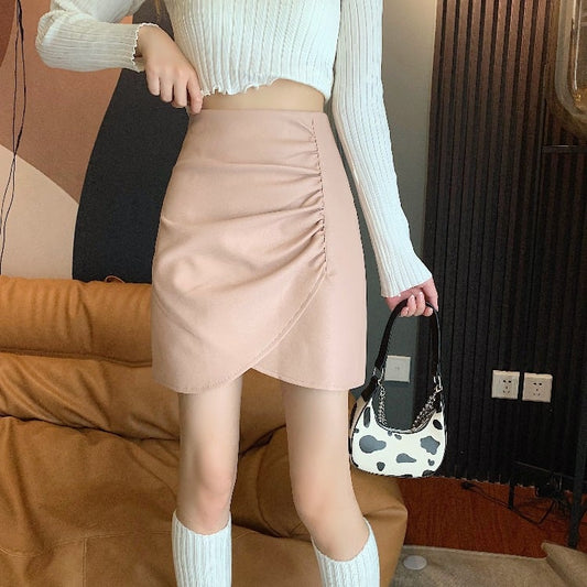 Jupe courte en cuir plié taille haute